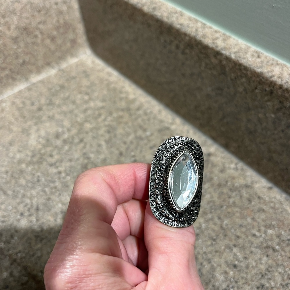 VINTAGE - STYLE RING WITH Lg. CLEAR STONE AND STRETCH BAND 🌷 reduce shipping - Picture 3 of 4